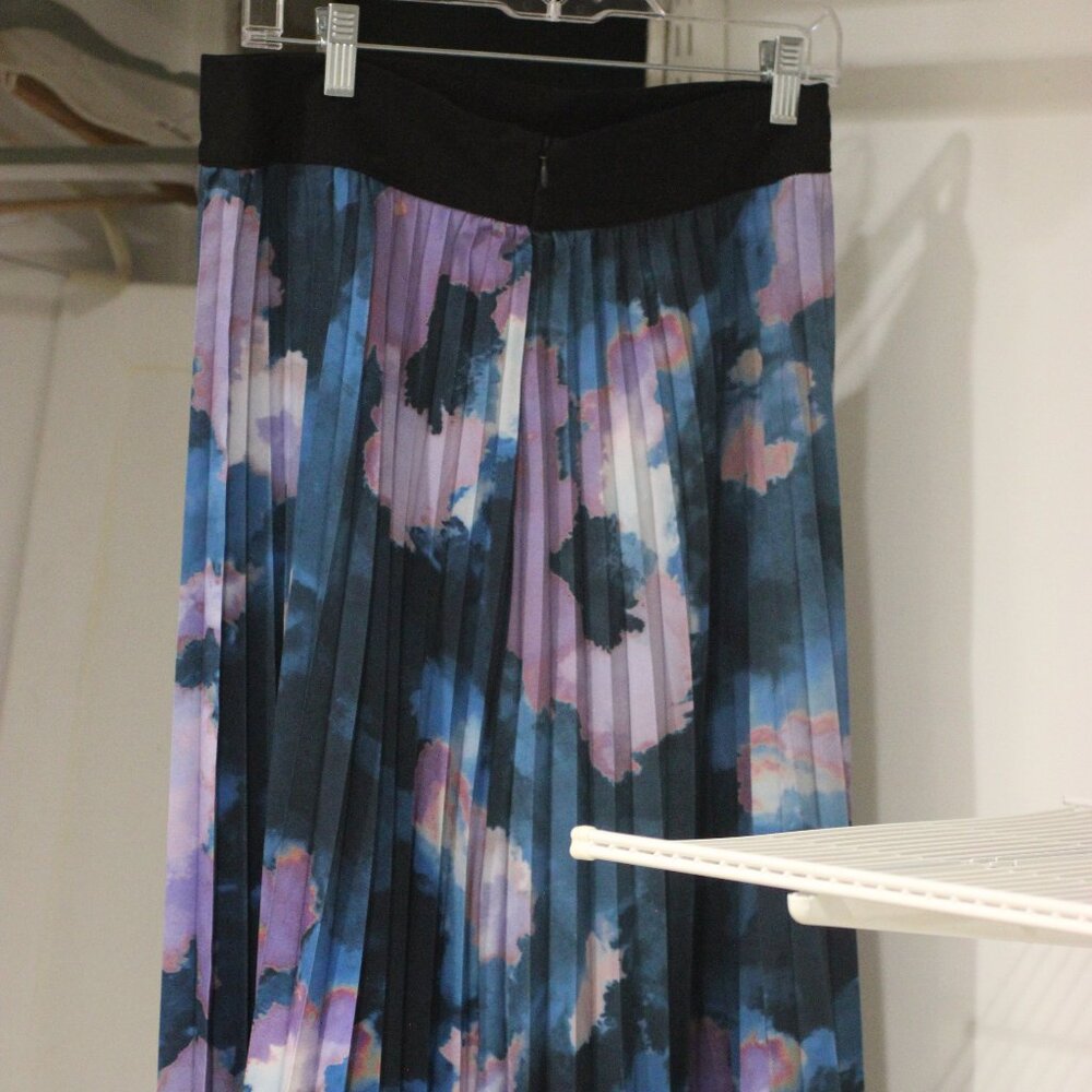 NWOT Women's Multicolored Skirt With Zippered Back Size Medium